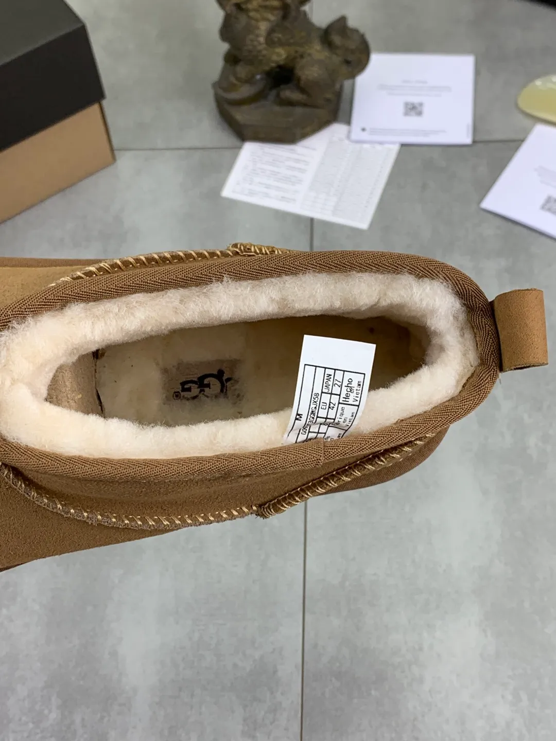 Men's men's shoes 💰P500 New top version UGG 2025 autumn and winter high-top new casual shoes new series Ansley Mules Fashionable and comfortable shallow flat slip-on casual loafers ✨ Classic suede cowhide with 10mm wool lining Insole suede collar Soft and comfortable ❤️ Decorated with UGG classic heat embossed brand logo on the back side Full texture Lightweight rubber sole Anti-slip, wear-resistant and comfortable Color: Black Brown Size: 39-45